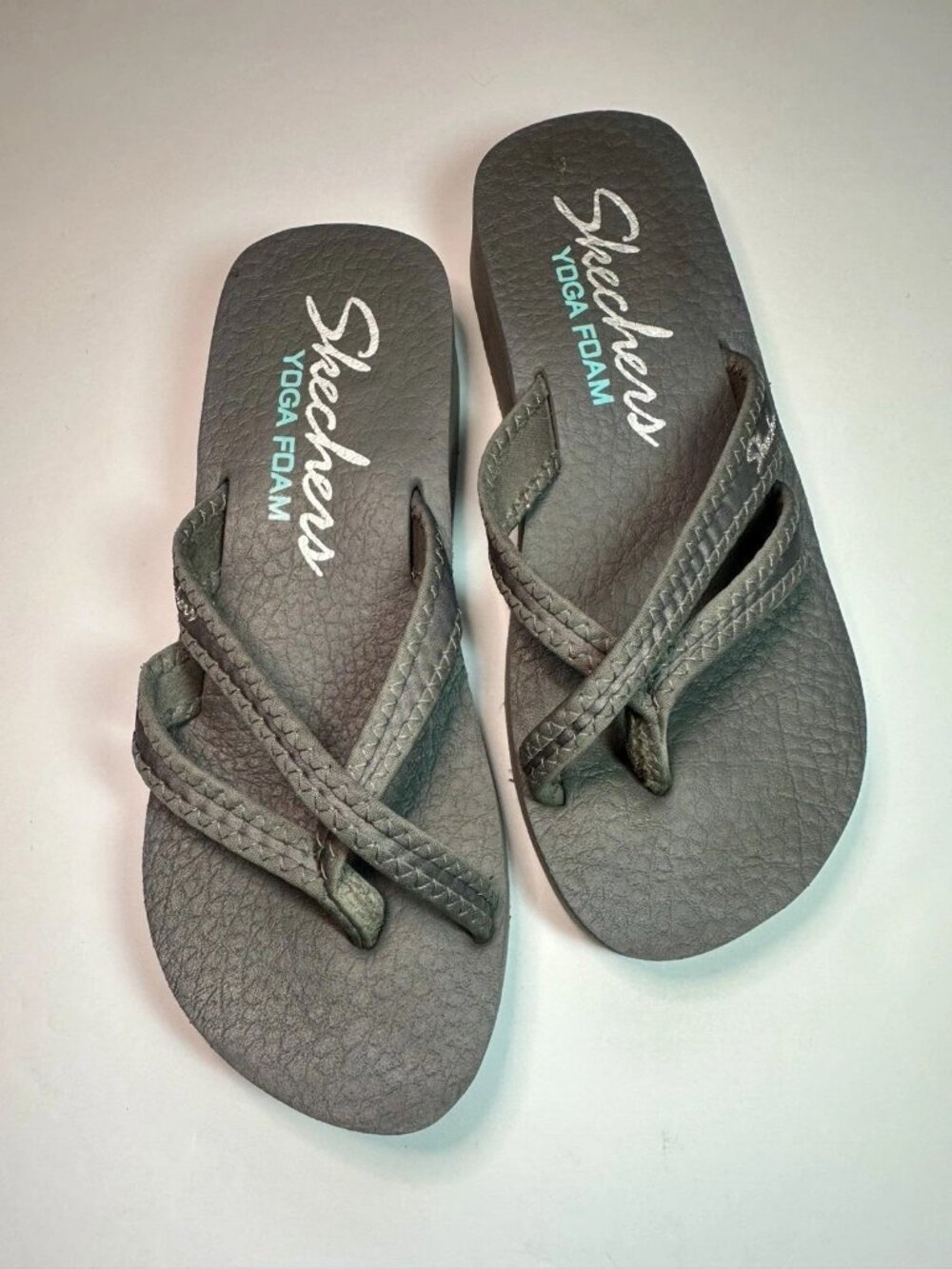 Skechers Yoga Foam Flip Flops Women’s Sz 6 Gray Toe Hold Wedge Sandals 38641